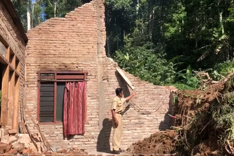 Dua Rumah Rusak Parah Diterjang Tanah Longsor di Ponorogo, Enam Orang Harus Diungsikan