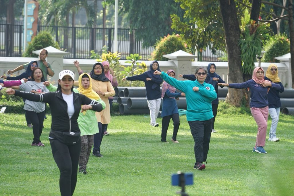 Jaga Kebugaran Tubuh dan Ajang Pererat Silaturahmi Pj Wali Kota Kediri Zanariah Senam Bersama ASN