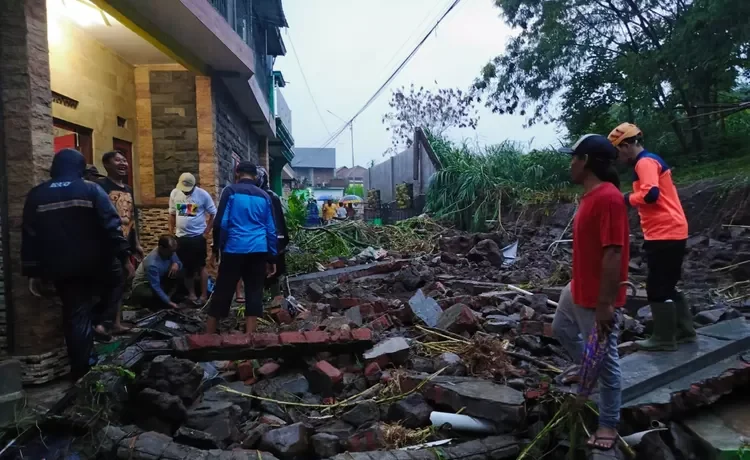 Banjir Kota Batu Tembok Hotel Singhasari Jebol, Dua Rumah Rusak, Tiga Mobil Hanyut dan Hipam Terputus