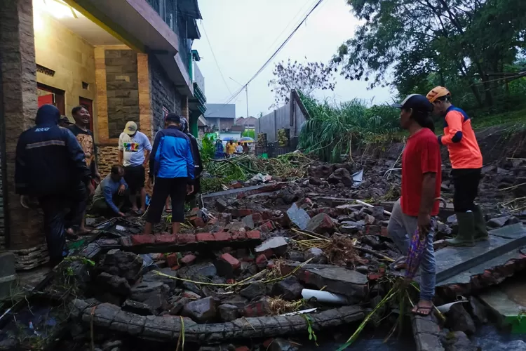 Desa Beji Kecamatan Junrejo Kota Batu Kebanjiran, Rumah Rusak, Mobil Hanyut