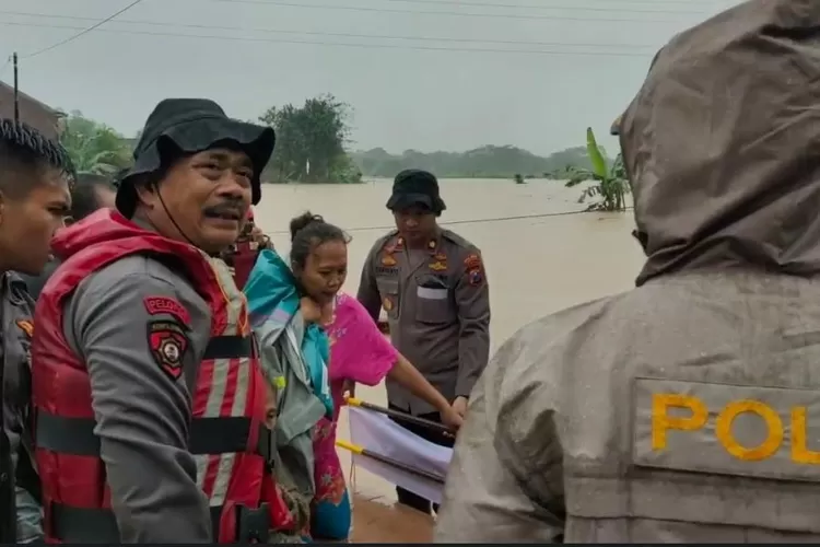 BMKG Stasiun Meteorologi Kelas I Juanda mengingatkan kewaspadaan potensi cuaca ekstrem di Kabupaten Trenggalek