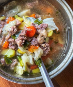 Enaknya Sup Daging Sapi Sayuran untuk Menu Makan Siang, Seger Banget Dimakan Saat Hujan