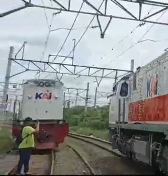 Ngeri! Detik-detik Pemuda Railfans Tertabrak Kereta Saat Asyik Merekam Kereta Lain di Tengah Rel 