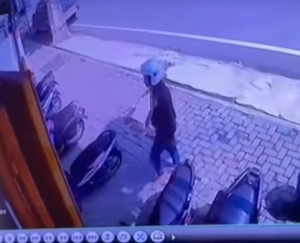 Lupa Cabut Kunci! Motor Beat Ibu Ini Langsung Diambil Maling