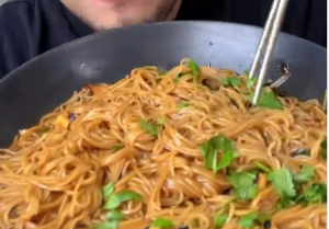 Enaknya Mie Kuah Nyemek Dimakan Saat Hujan, Ini Resep Lengkapnya yang Cuma Sat Set Set 