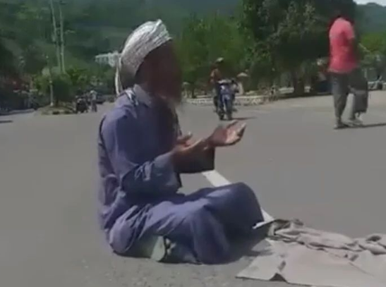 Kena Tilang, Pria Ini Malah Berdoa di Tengah Jalan Minta Polisi Supaya Kena Azab 