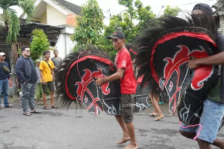 Keliling Desa, Mas Dhito Menyaksikan Warganya Berlatih Jaranan