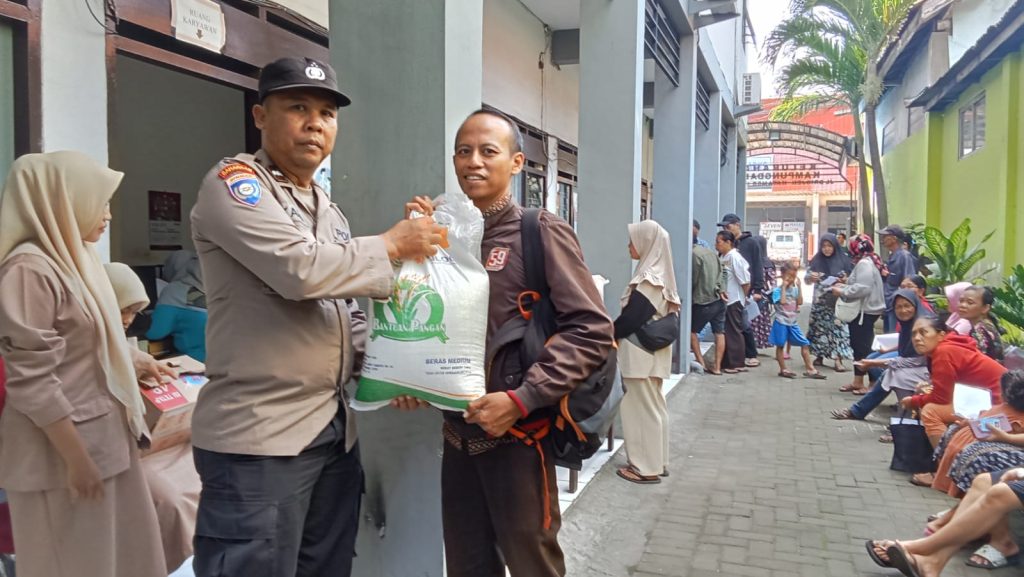 Ratusan warga Kampung Dalem terima bantuan pangan beras