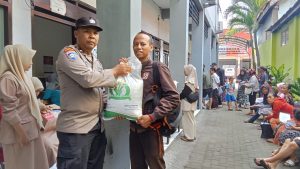 Ratusan Warga di Kelurahan Kampung Dalem Kecamatan Kota Kediri Terima Bantuan Pangan Beras, Semua Gembira