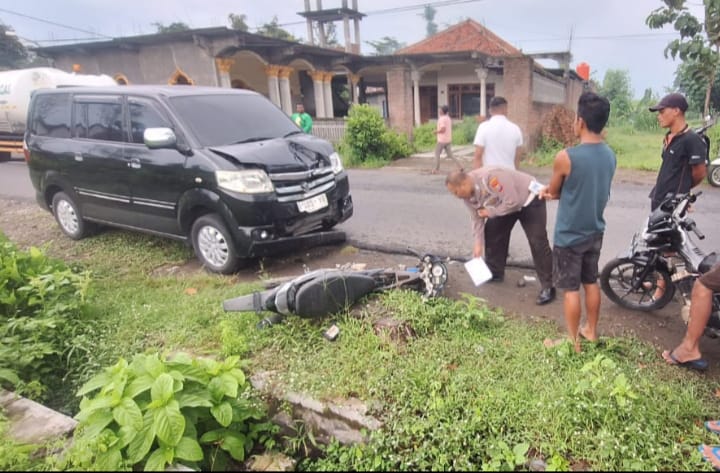 Insiden kecelakaan lalu lintas saat hujan deras kembali terjadi di pertigaan Lingkungan Bulurejo, Kelurahan Blabak, Kecamatan Pesantren