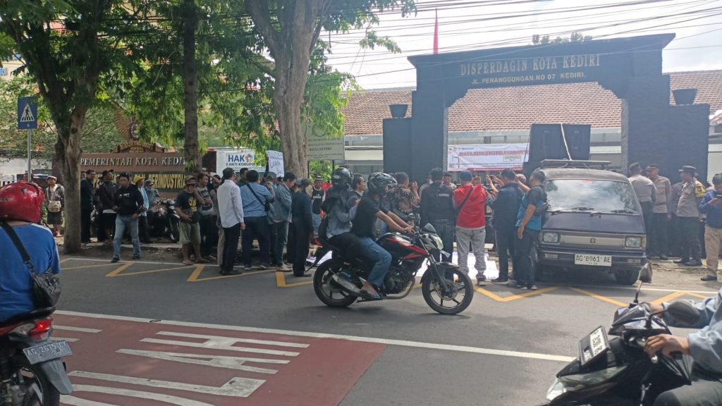 Merasa Tidak Diperhatikan Pemkot, Puluhan Pedagang Pasar Loak Kota Kediri Geruduk Kantor Disperdagin, Ini Infonya