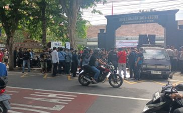 Puluhan Pedagang Pasar Loak Kaliombo Demo Kantor Disperdagin Kota Kediri,