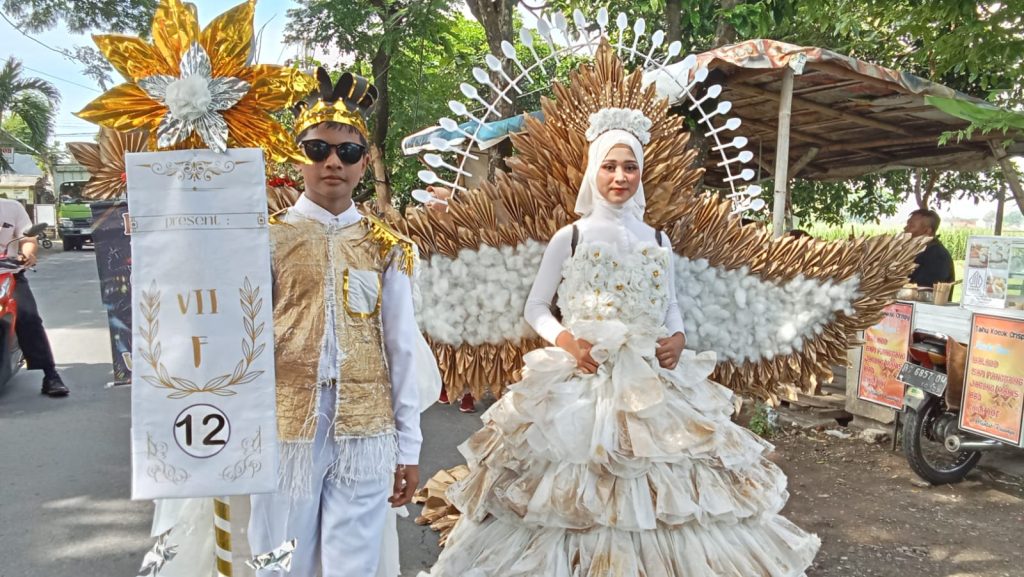 Gerak Jalan Kreasi Semarakkan Dies Natalis SMPN 9 Kota Kediri yang Perdana