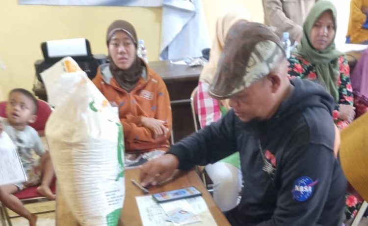 Dapat Bantuan Pangan Beras, Ratusan Warga Desa Nanggungan Kecamatan Kayen Kidul Kabupaten Kediri Senang dan Bersyukur