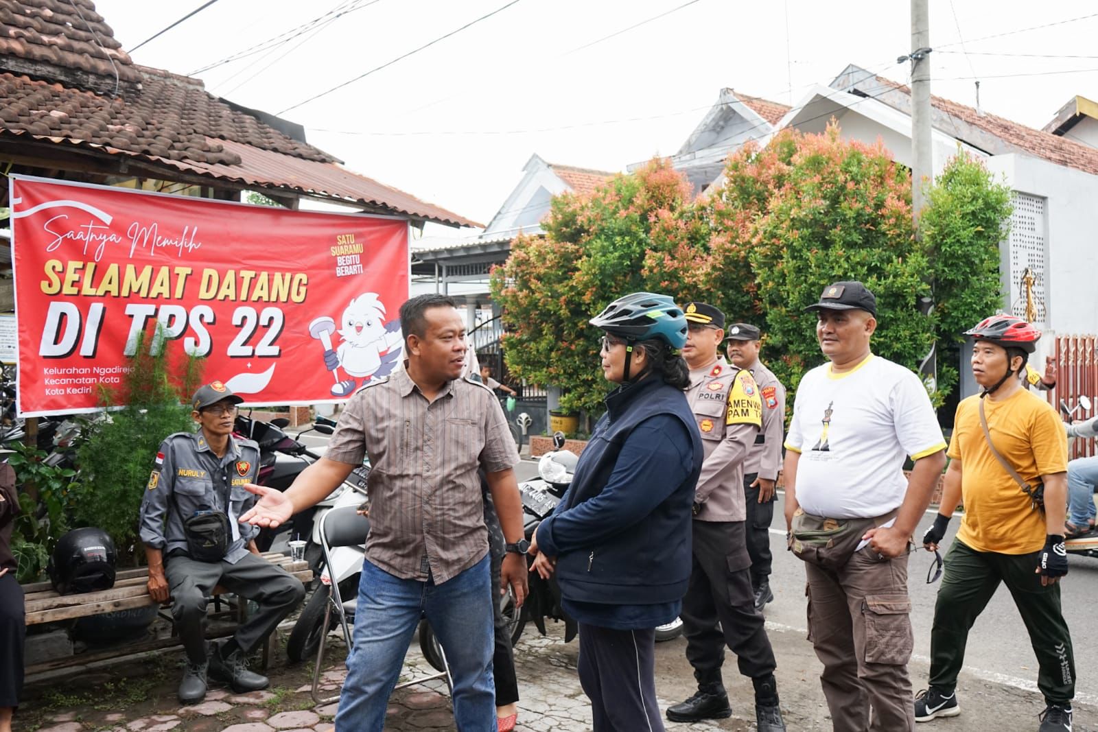 Keliling Naik Sepeda, Pj Wali Kota Kediri Kunjungi TPS Unik