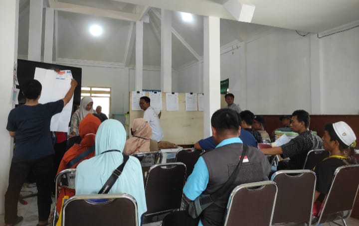 Panitia Pemilih Kecamatan (PPK) Mojoroto, Kota Kediri, melakukan penghitungan ulang surat suara untuk TPS 7