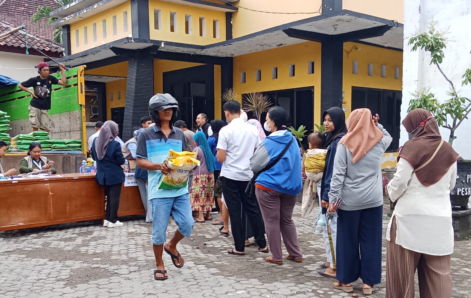 Beras SPHP Laku Keras dalam Operasi Pasar Beras di Kecamatan Pesantren, Selain Aman juga Berkualitas