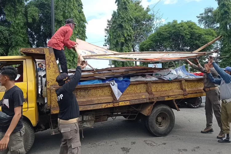 Langgar Aturan, Ribuan APK di Ponorogo Dicopot Bawaslu dan Tim Gabungan, Warga Gembira