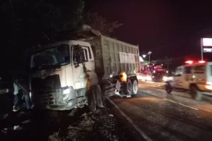 Dump Truk Oleng Saat Melintas di Jalan Raya Lamongan-Surabaya, Tabrak Avanza Berpenumpang Satu Keluarga, Ini Infonya