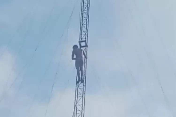 Seorang Laki - laki Tak Berbaju Naik Tower Pemancar Radio di Lamongan