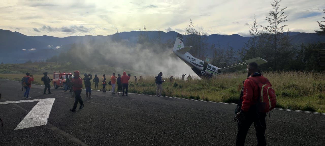 Pesawat Smart Air PK-SNJ mengalami kecelakaan di Bandara Aminggaru, Distrik Ilaga, Kabupaten Puncak, Papua Tengah