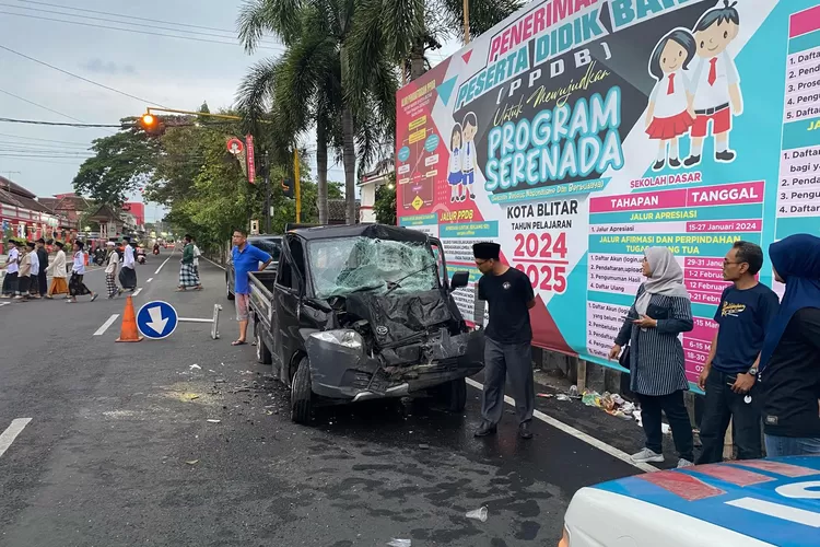 Pikap Hantam Dua Motor dan Bus hingga Ringsek, Diduga Ini Penyebabnya