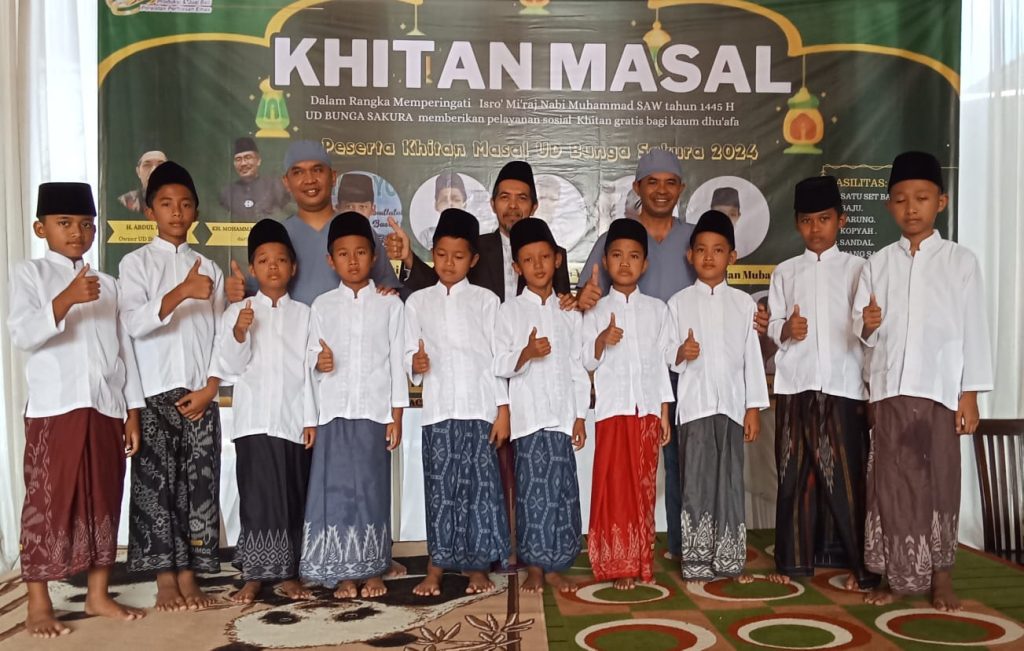 Kegiatan khitan massal untuk anak dhuafa diselenggarakan oleh UD Bunga Sakura di jl KH .Hasyim Asyari GG Mawar No 31 Desa Mondo Kecamatan Mojo Kabupaten Kediri