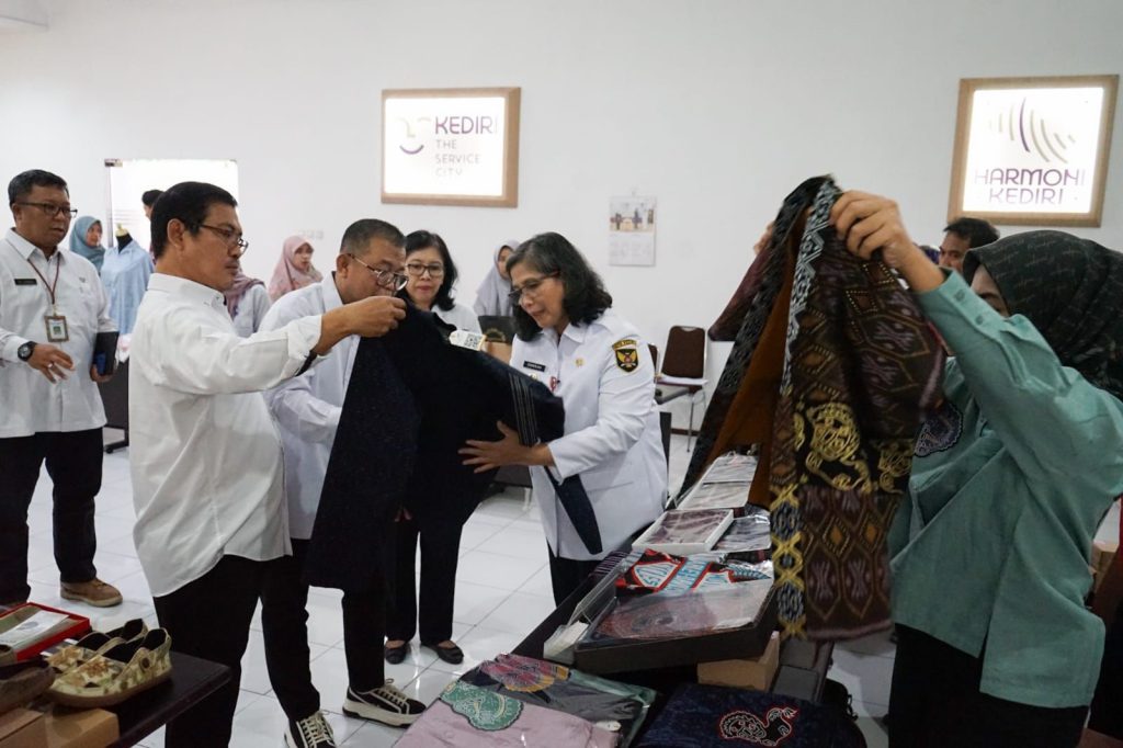 Membuka Agenda Kurasi Produk IKM Kota Kediri Menuju Pameran Inacraft 2024,  Pj Wali Kota Kediri Sampaikan Arahan Ini