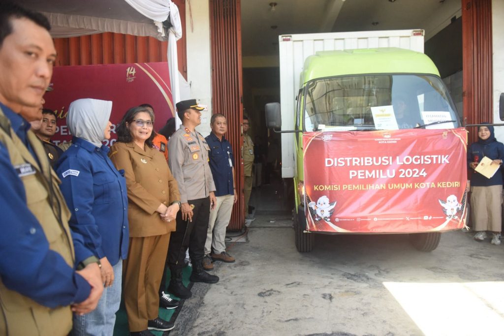 Pj Wali Kota Kediri Berangkatkan Armada Logistik Pemilu Bersama Forkopimda, KPU dan Bawaslu Kota Kediri