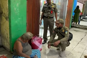 Satpol PP Amankan ODGJ di Depan Kantor Pos Gurah, Ganggu Kenyamanan Warga