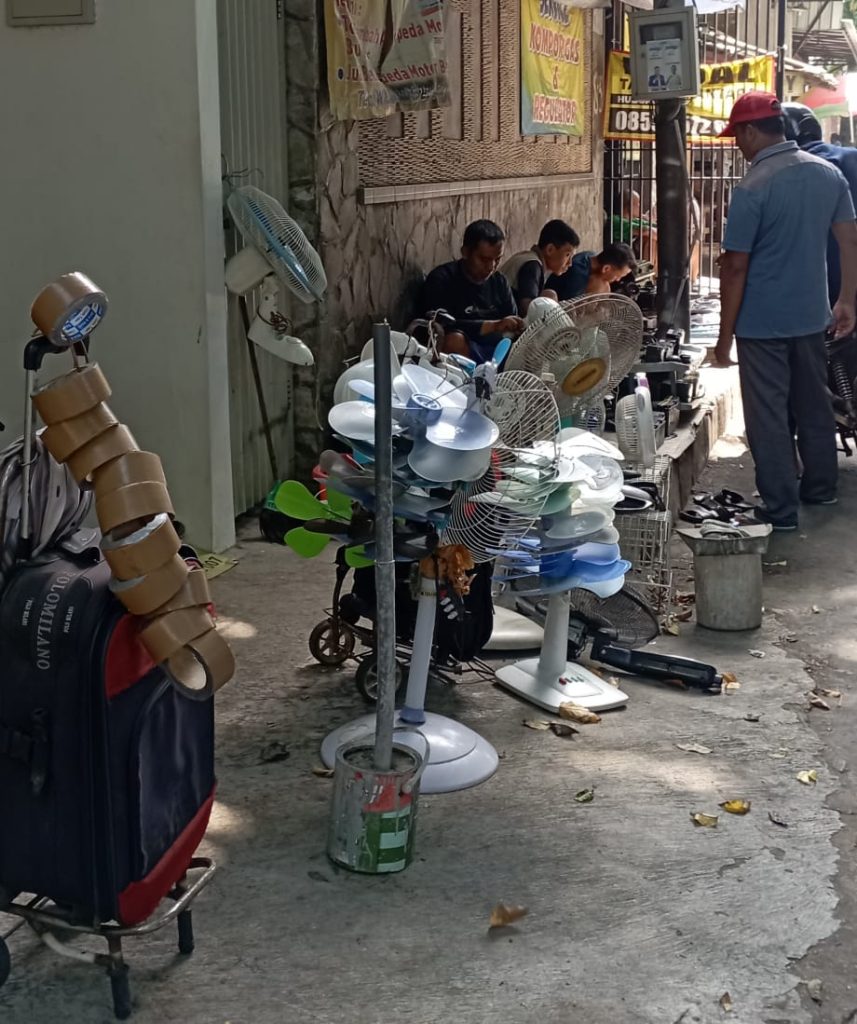 Sejumlah Pedagang Pasar Loak Kaliombo Nekat Kembali Berjualan di Jln Pati Unus dan Jln Sriwijaya, Ini Kata Mereka   