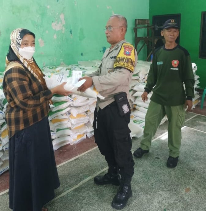 Ribuan Warga Kelurahan Blabak Menerima Bantuan Pangan Beras, Lurah Senang, Warga Senang, Semua Senang