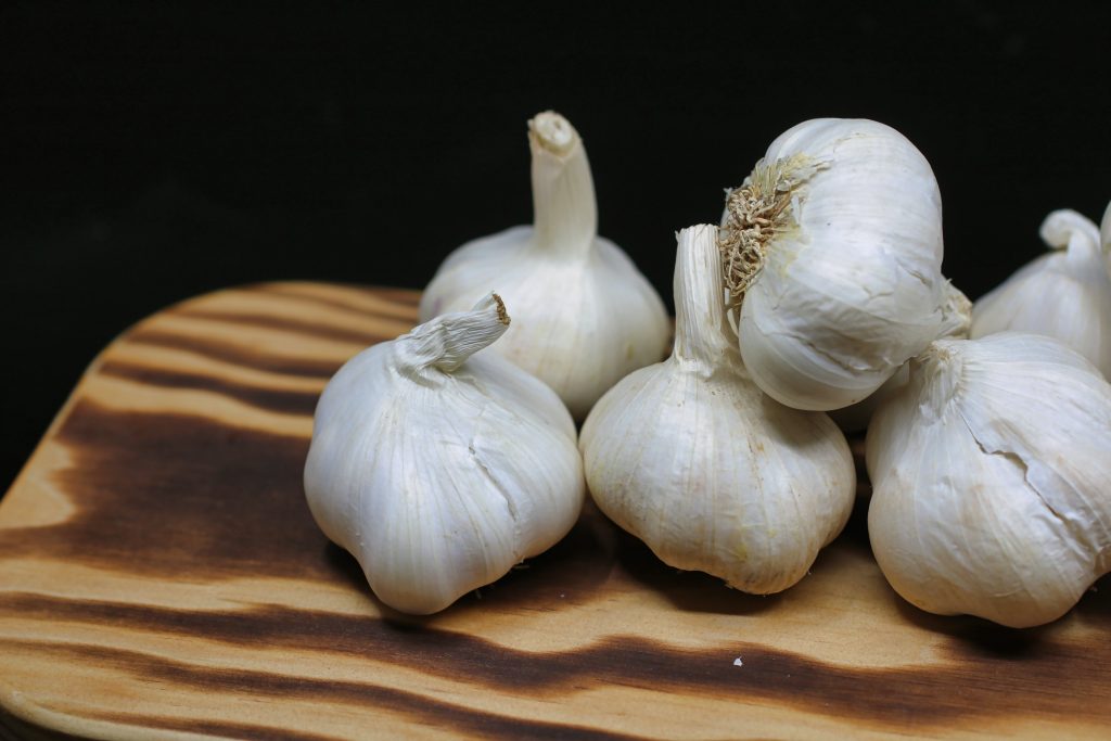 Bukan Cuma Buat Masak! Bawang Putih dan Bawang Merah Bisa Atasi Rambut Rontok Secara Alami Lho 