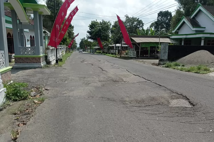 Jalan di Jalur Kediri - Blitar Rusak, Sering Membuat Pengendara Motor Terjungkal