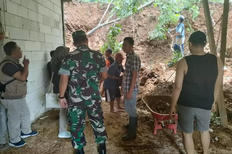 Bencana Longsor Terjang Dua Rumah Warga Trenggalek, BPBD: Waspada Longsor Susulan