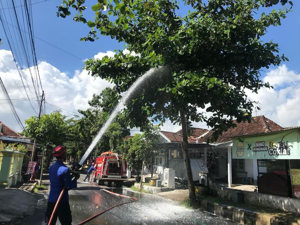 Ulat Bulu Serang Warga Kelurahan Sumbergedong Trenggalek, Petugas Damkar Langsung  Bergerak, Ini Infonya