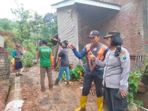 Polisi dan Masyarakat Kerja Bakti di Desa Kanyoran Kecamatan Semen, Bantu Warga yang Rumahnya Terdampak Longsor 