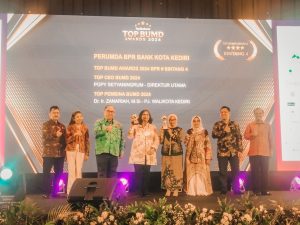 Pj Wali Kota Kediri Dapat Penghargaan Sebagai Top Pembina BUMD, RSUD Gambiran dan Perumda BPR Kota Jadi Top BUMD Award 2024 Bintang 4