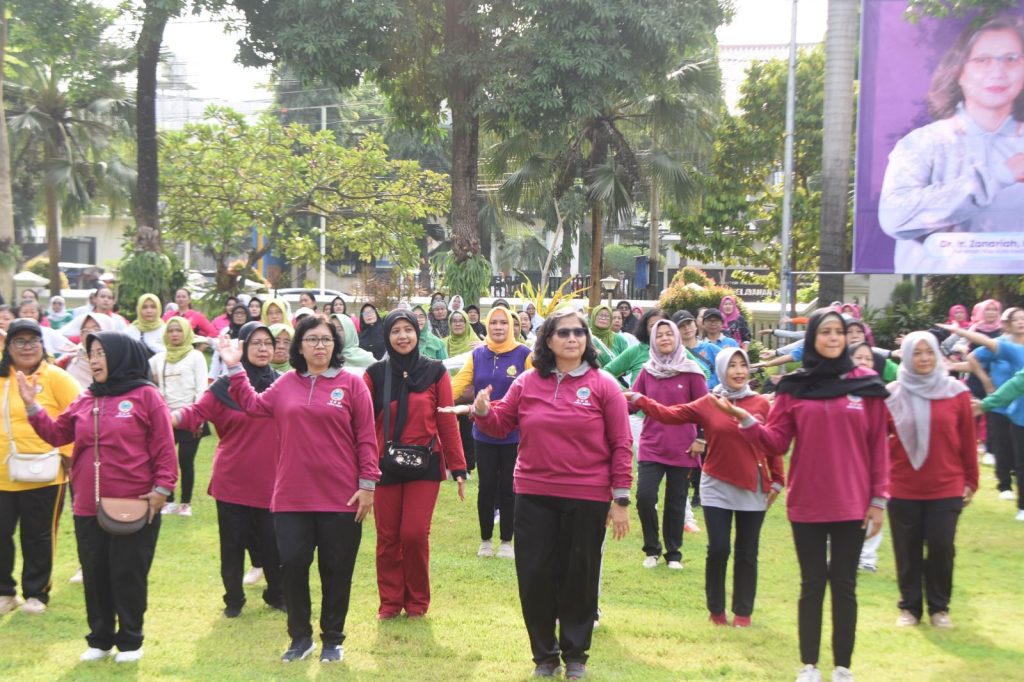 Gabung Senam Bersama GOW, Pj Wali Kota Kediri Ingatkan Ibu-Ibu Rutin Olahraga