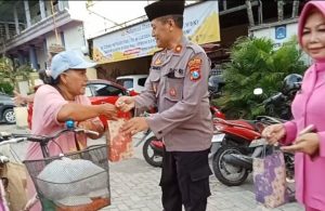 Polsek Pesantren dan Bhayangkari Bagi-bagi Takjil Kepada Warga dan Pengguna Jalan