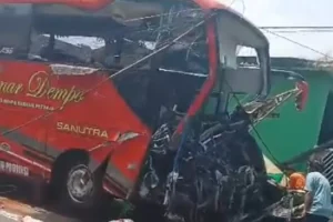 Truk tabrak Bus di Klampok Singosari Malang, Beberapa Rumah Rusak