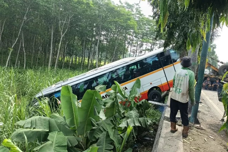 Bus Harapan Jaya vs Innova di Jembatan Semampir Kota Kediri, Begini Kondisi Penumpang Kedua Kendaraan