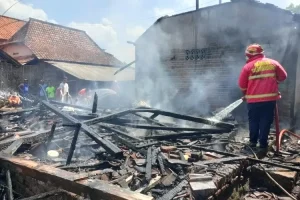 Rumah Mbah Tumirah Warga Ngranti Tulungagung Ludes Terbakar, Lupa Matikan Kompor Usai Memasak    
