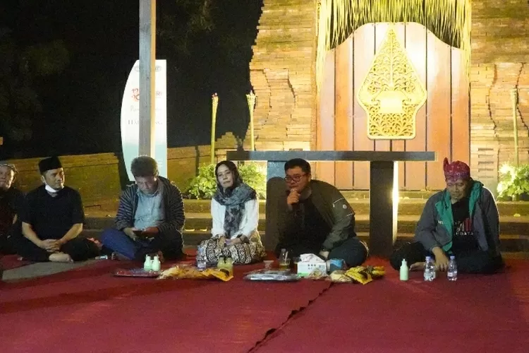 Bupati Kediri Mas Dhito Bersama Mbak Dewi Napak Tilas ke Desa Siman