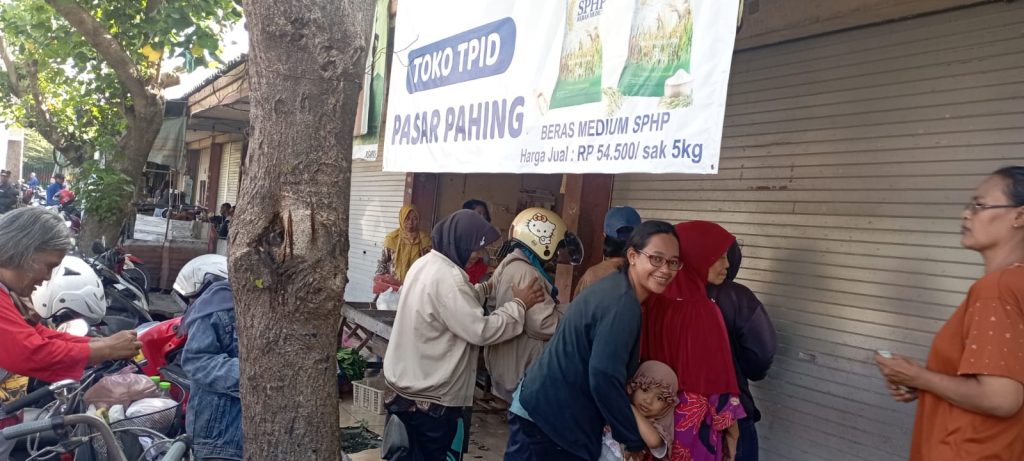 Jelang Ramadhan, Toko TPID di Kota Kediri Dipenuhi Pembeli, Mereka Sudah Antre Sebelum Toko Buka