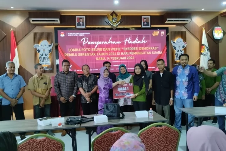 KPU Kabupaten Kediri Serahkan Hadiah Kepada Pemenang Lomba Foto Ekspresi Demokrasi