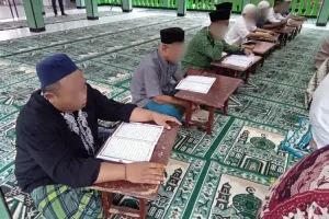 Religius, Warga Binaan Lapas Kelas IIA Kediri Rutin Tadarus Al Quran Usai Tarawih