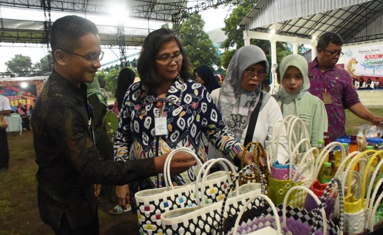Hadir dalam Bazar UMKM Ramadhan di Kelurahan Ngronggo, Pj Wali Kota Kediri Beli Produk UMKM 
