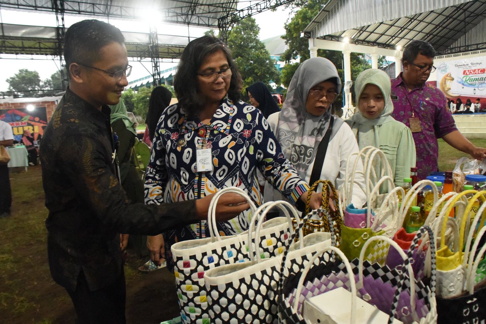 Hadir dalam Bazar UMKM Ramadhan di Kelurahan Ngronggo, Pj Wali Kota Kediri Beli Produk UMKM 