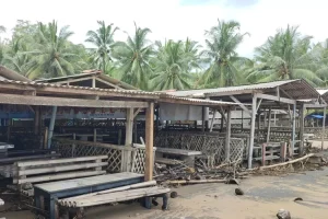 Kios dan Warung di Pantai Konang Trenggalek Rusak Diterjang Banjir Rob